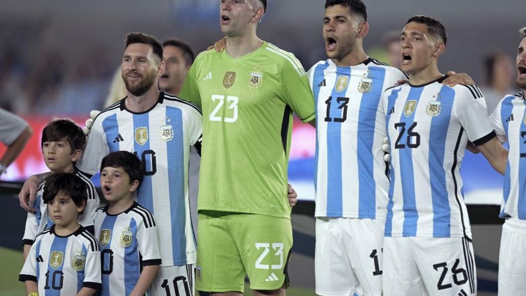 berdiri di atas lapangan dinyanyikan oleh 83.000 orang