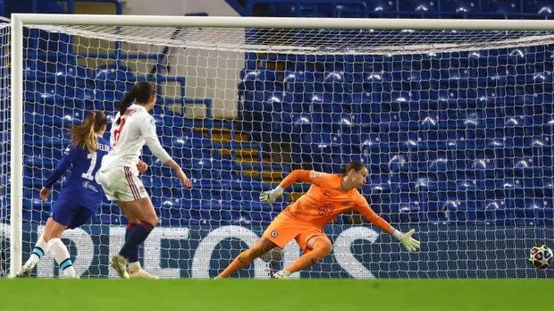 Sara Däbritz dari Lyon mencetak gol 