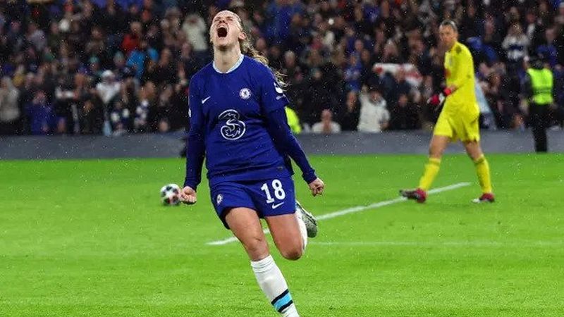 selebrasi setelah mengonversi penalti terakhirnya melawan Lyon