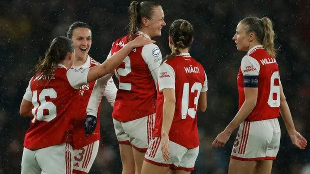 Frida Maanum dikelilingi oleh rekan setim Arsenal setelah gol spektakulernya