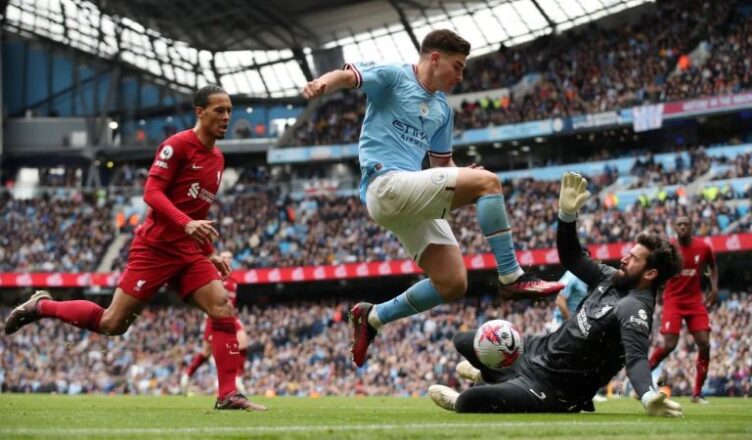 Manchester City mengalahkan Liverpool untuk tetap berhubungan dengan Arsenal di puncak Liga Premier Inggris