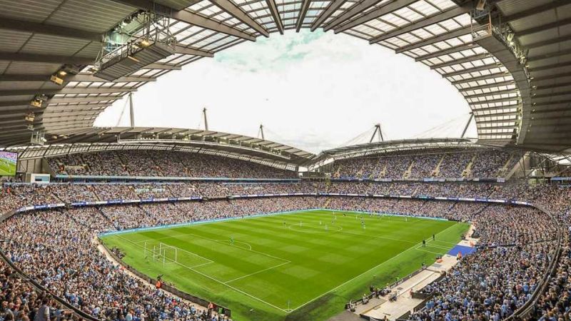 Manchester City mengalahkan Liverpool untuk tetap berhubungan dengan Arsenal di puncak Liga Premier Inggris
