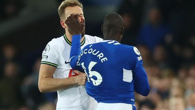 Harry Kane dari Tottenham dan Abdoulaye Doucoure dari Everton bentrok selama pertandingan