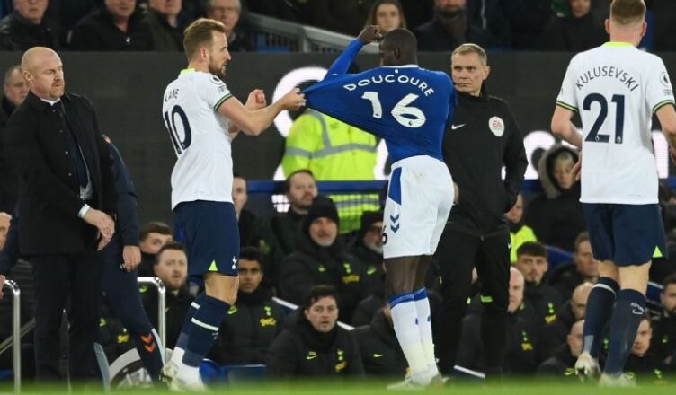 Pelatih Tottenham mendukung Harry Kane setelah nyanyian 'penipu' Goodison Park