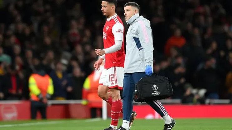 William Saliba limps off at the Emirates against Sporting on 16 March