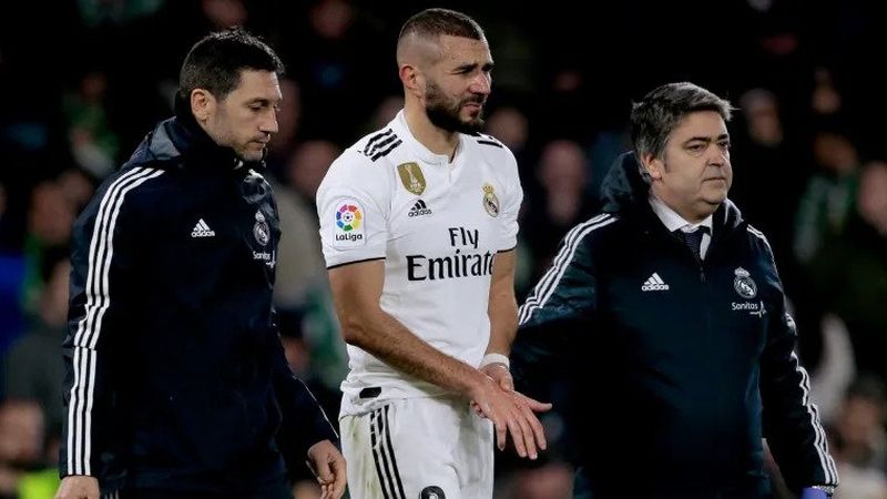Luka Lama Masih Membekas Striker Real Madrid Karim Benzema Menggunakan Perban Ditangannya